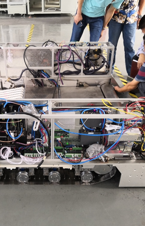 Robotics system supporting poultry farmers